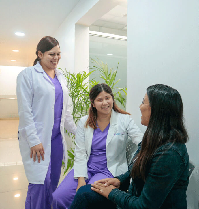 Equipo médico de EstarBien atendiendo a una trabajadora