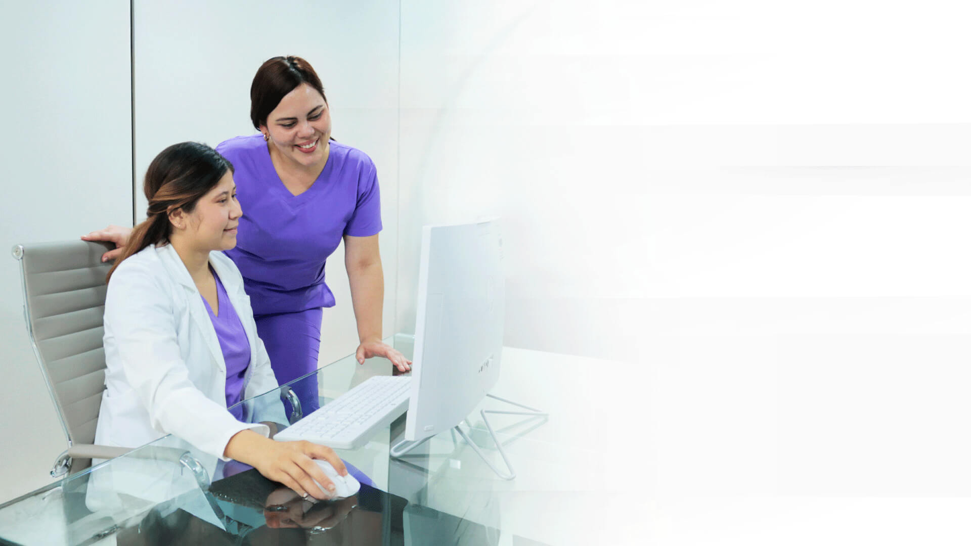 Profesionales revisando resultados médicos ocupacionales